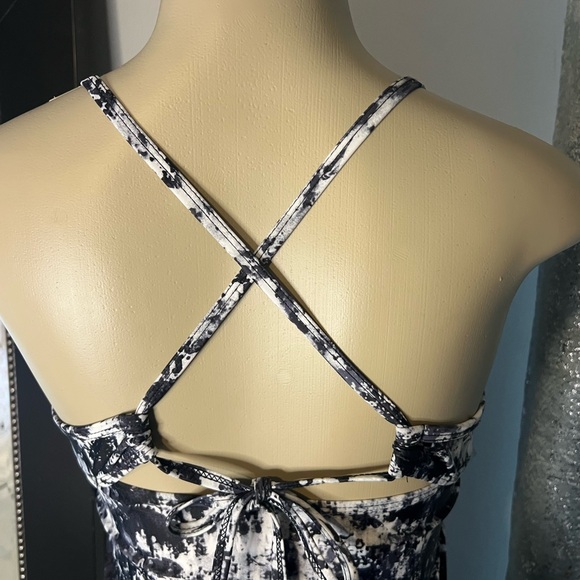 Athleta Monochrome Patterned Activewear - Picture 6 of 7